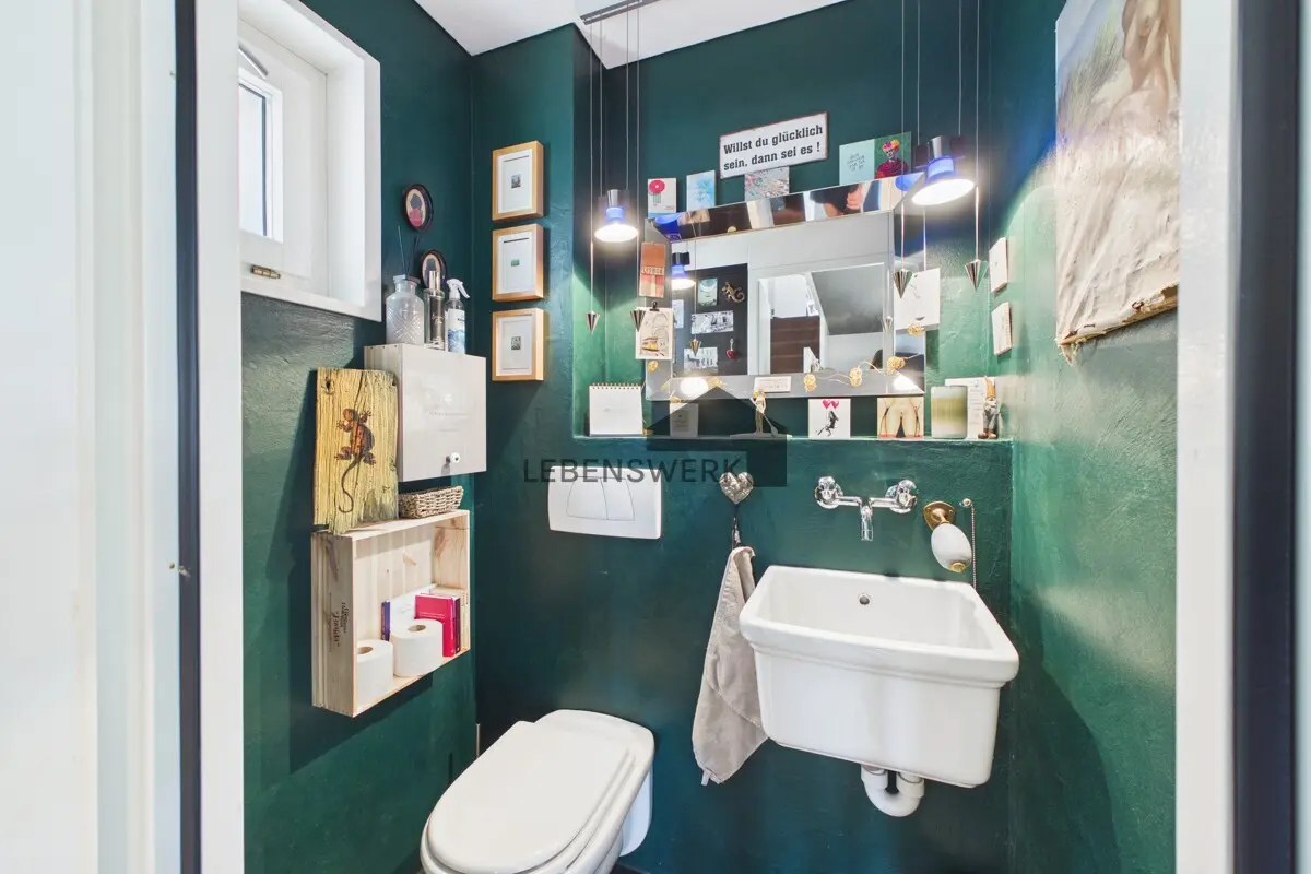 Separates Gäste-WC mit Tageslicht und individuellem Charakter.