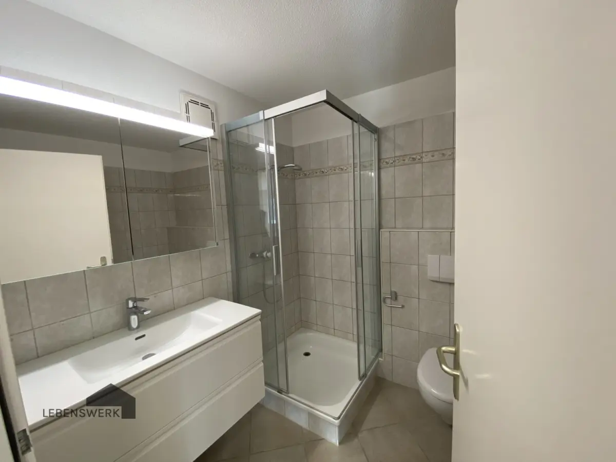 Familienbadezimmer mit Dusche und...