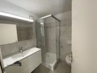 Familienbadezimmer mit Dusche und...