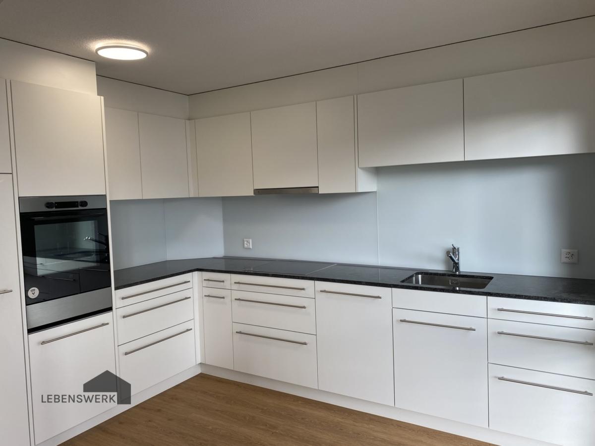 Moderne Einbauküche mit viel Stauraum