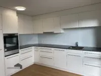 Moderne Einbauküche mit viel Stauraum