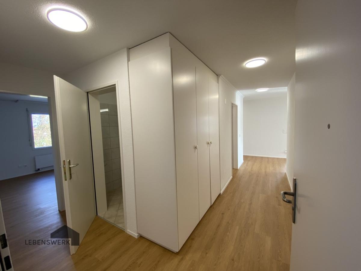 Freundliches Entrée mit Garderobe