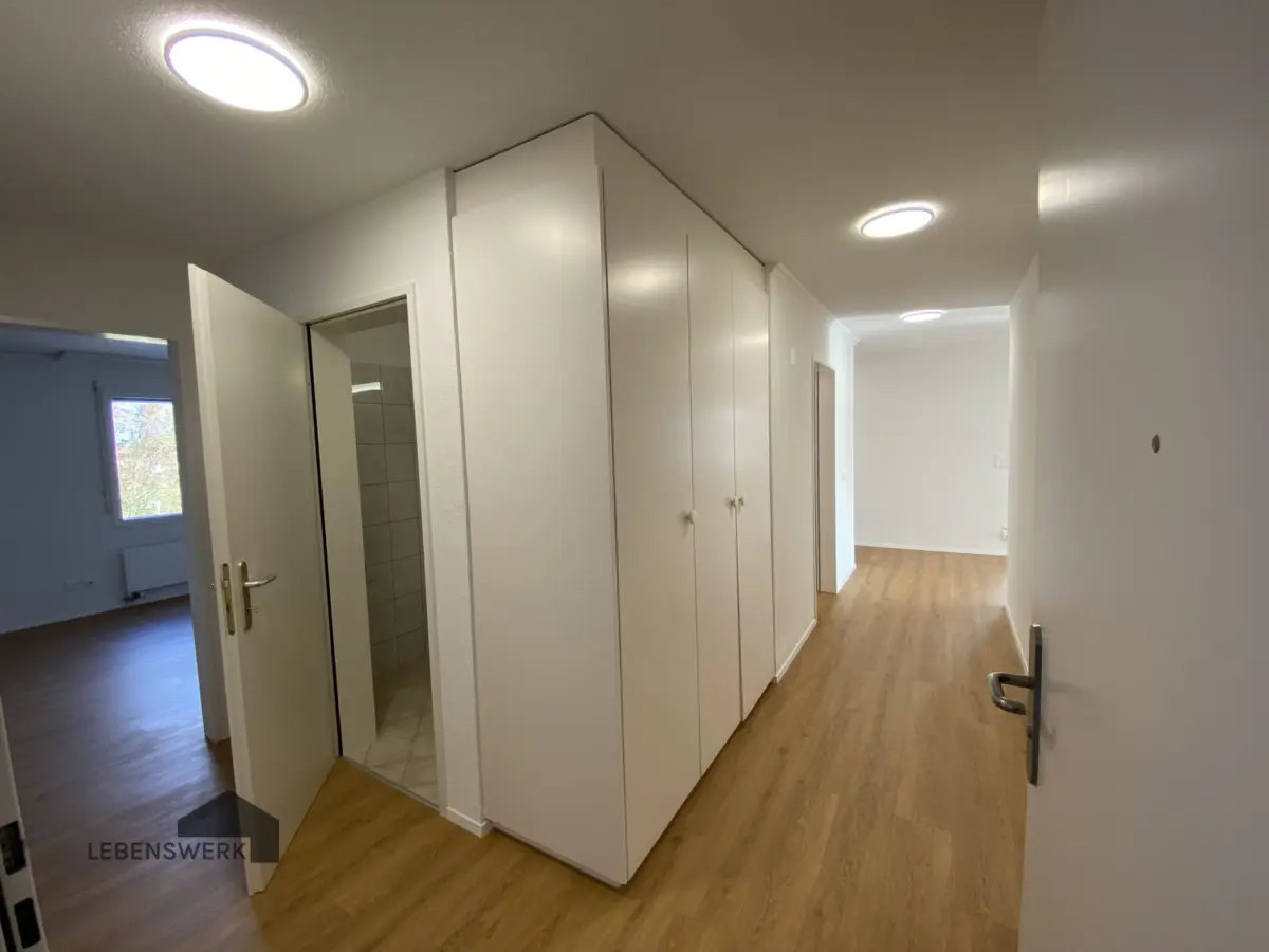 Freundliches Entrée mit Garderobe