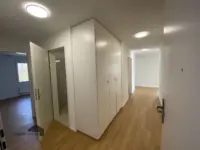 Freundliches Entrée mit Garderobe