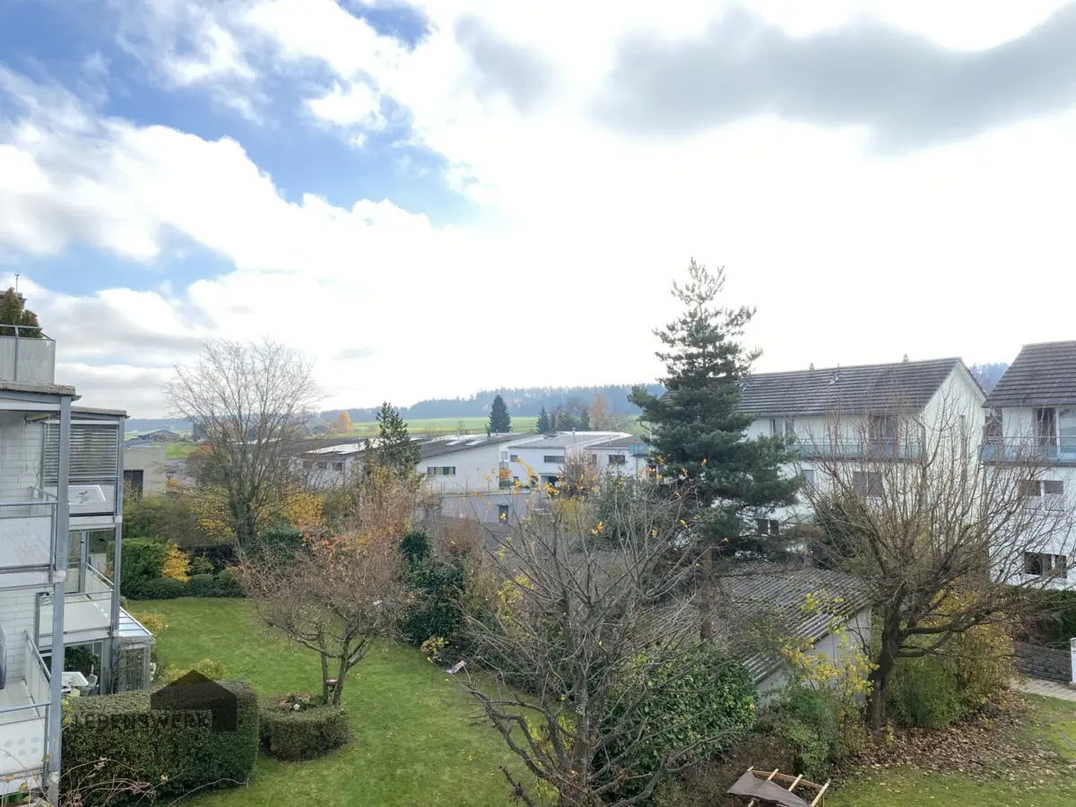 Weitblick ins Grüne vom sonnigen Balkon