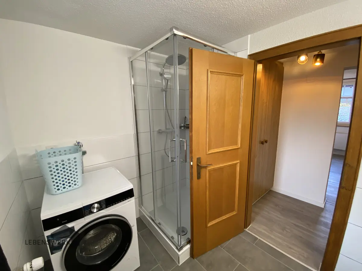 ...mit Waschmaschine und Tumbler