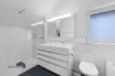 Badezimmer mit Fenster - RESERVIERT: Maisonette-Wohnung im nachhaltigen Holzbau an ruhiger Lage