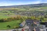 Malerische Lage inmitten von grünen Feldern und sanften Hügeln - RESERVIERT: Maisonette-Wohnung im nachhaltigen Holzbau an ruhiger Lage