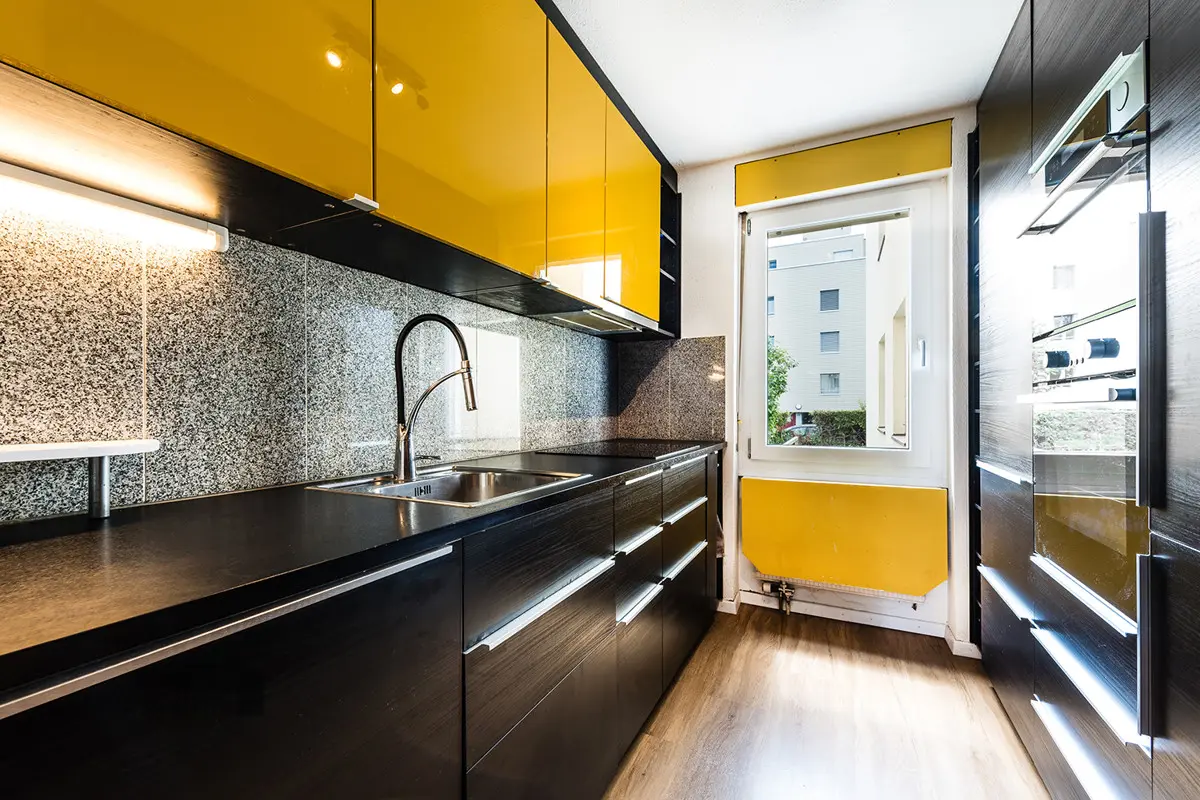 Moderne Küche mit Fenster
