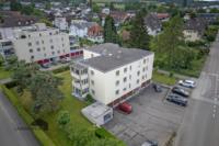 Aussenansicht vom Haus mit schöner Grünanlage