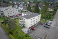 Aussenansicht vom Haus mit schöner Grünanlage