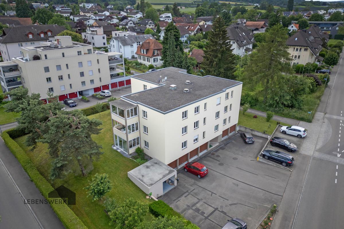 Aussenansicht vom Haus mit schöner Grünanlage
