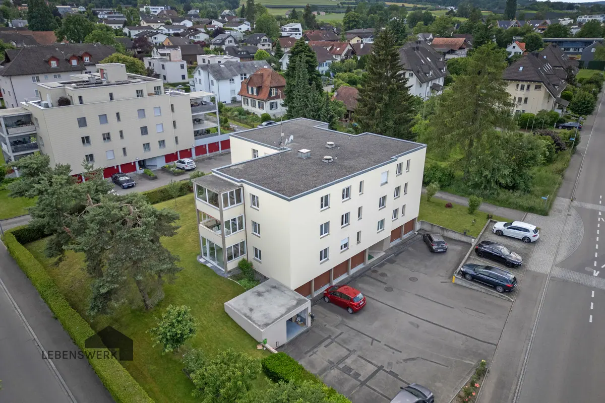Aussenansicht vom Haus mit schöner Grünanlage