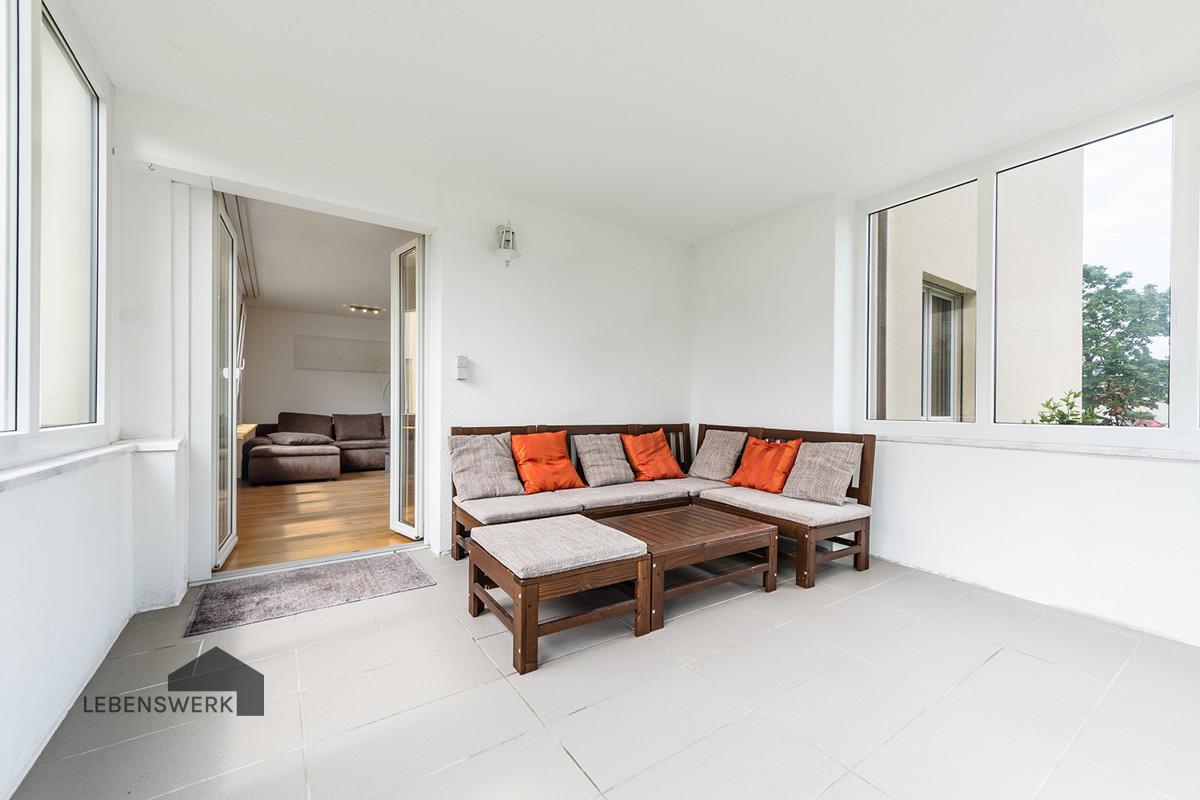 Sitzplatz mit direkten Zugang ins Wohnzimmer