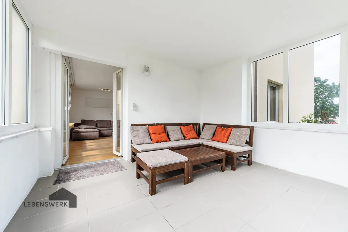 Sitzplatz mit direkten Zugang ins Wohnzimmer