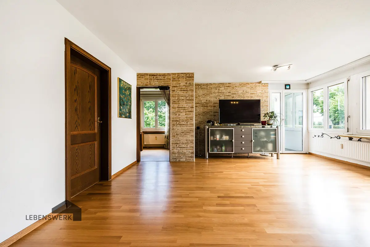 Wohnzimmer mit schönem Eichenparkett