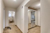Geräumiges Entreè mit Einbauschrank und Gäste WC