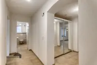 Geräumiges Entreè mit Einbauschrank und Gäste WC