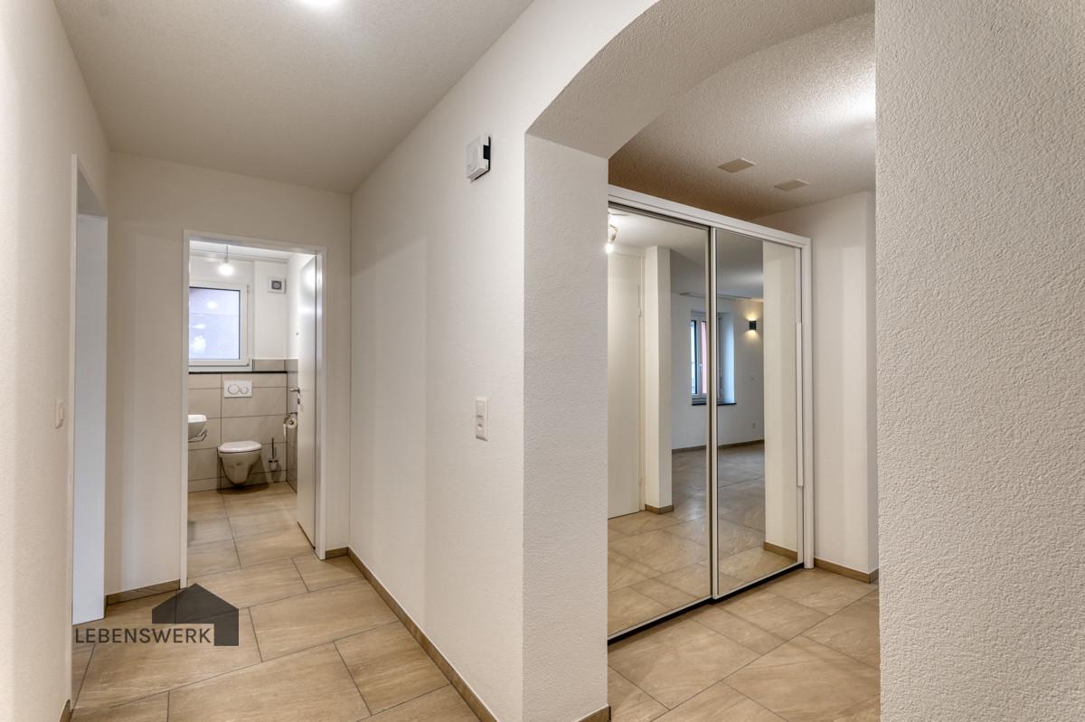 Geräumiges Entreè mit Einbauschrank und Gäste WC