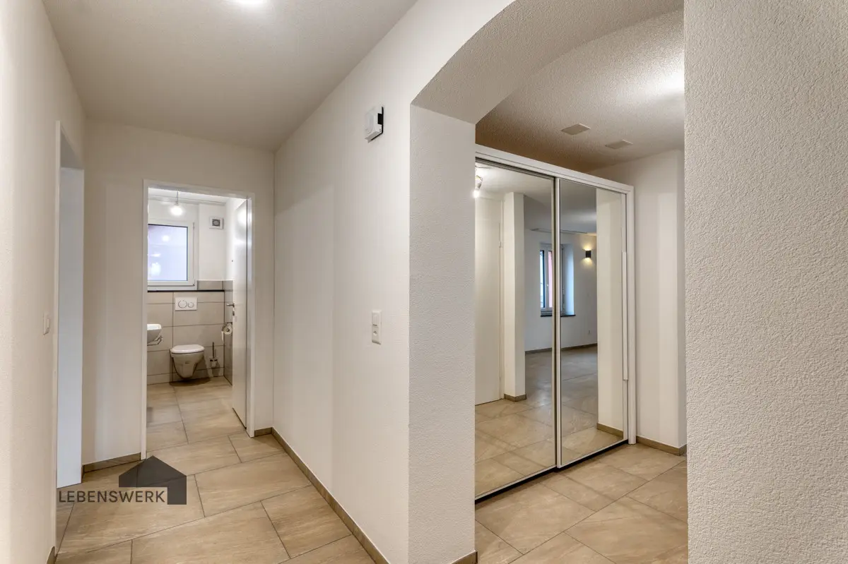 Geräumiges Entreè mit Einbauschrank und Gäste WC