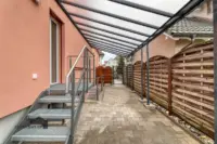 Hintereingang mit Sitzplatz