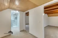 Obergeschoss mit Zugang zu beiden Schlafzimmern und Duschbad