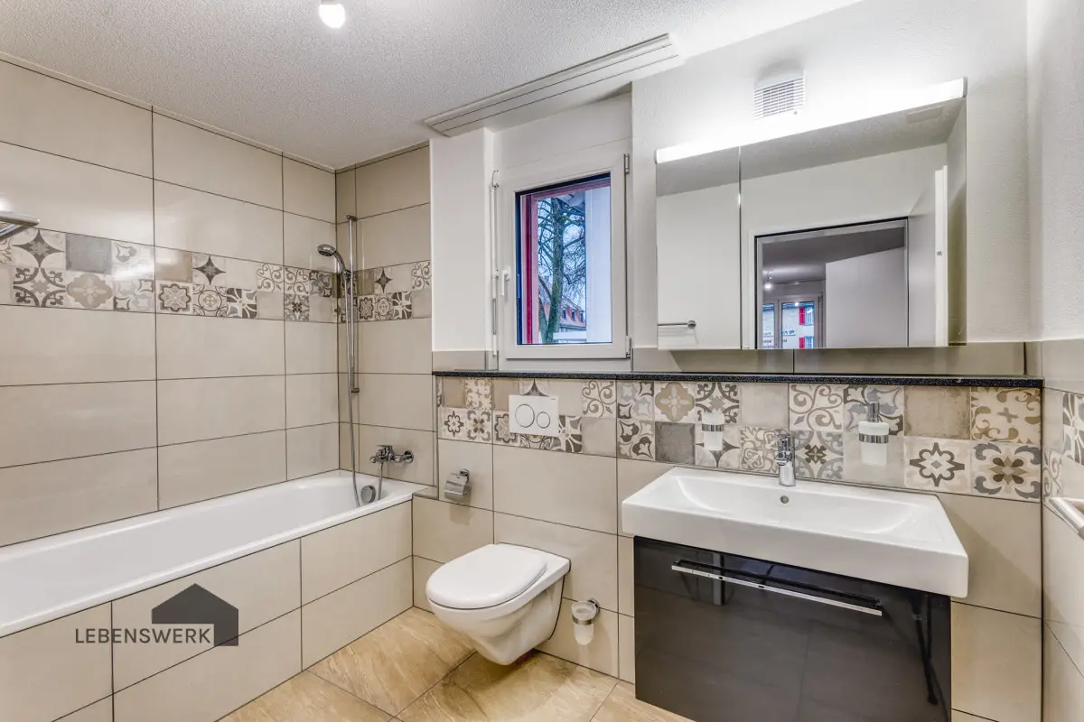 Badezimmer mit Tageslicht und Badewanne