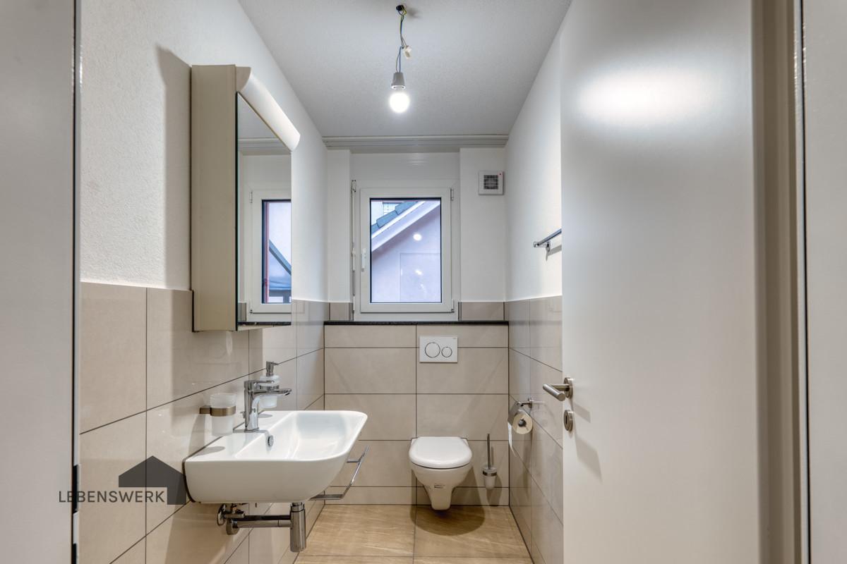 Gäste WC im Erdgeschoss mit Tageslicht