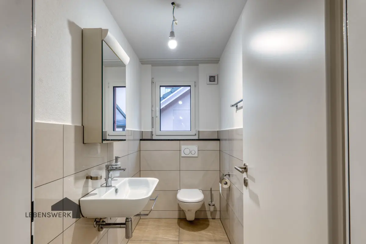 Gäste WC im Erdgeschoss mit Tageslicht