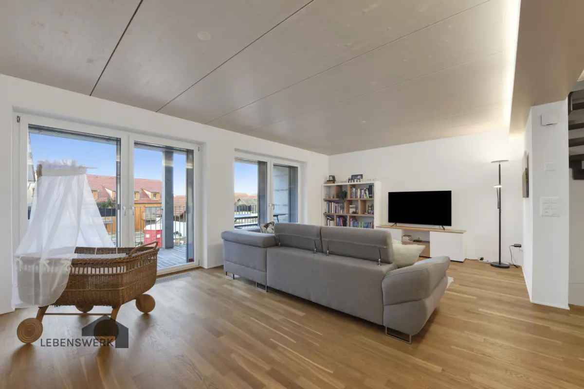 Offenes Wohnzimmer mit Balkon