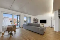 Offenes Wohnzimmer mit Balkon
