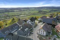 Malerische Lage inmitten von grünen Feldern und sanften Hügeln