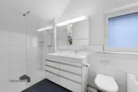Badezimmer mit Fenster