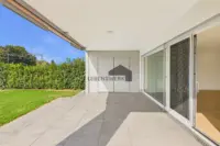 Rund 25 m² gedeckte Terrasse mit Geräteschrank