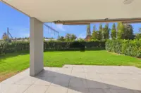 Gedeckte Terrasse mit Blick in den Garten