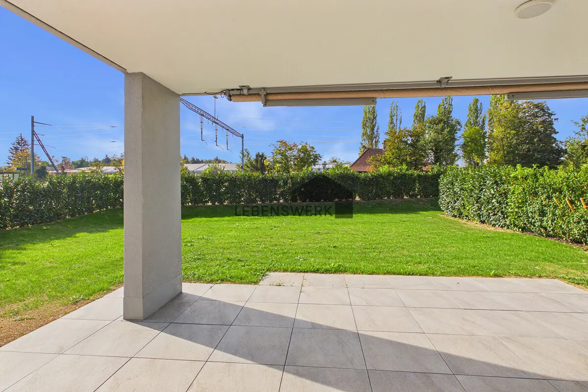 Gedeckte Terrasse mit Blick in den Garten