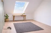 Helles Homeoffice oder Kinderschlafzimmer