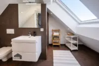 Helles Badezimmer im modernen Dachgeschoss