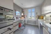 Küche mit Sitzbereich - Moderne trifft klassischen Stil – Zweifamilienhaus für vielseitige Nutzung (Wohnen/Gewerbe)