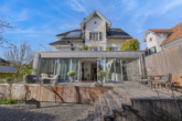 Objektansicht vom Garten - Beschattung durch grosses Sonnensegel - Moderne trifft klassischen Stil – Zweifamilienhaus für vielseitige Nutzung (Wohnen/Gewerbe)