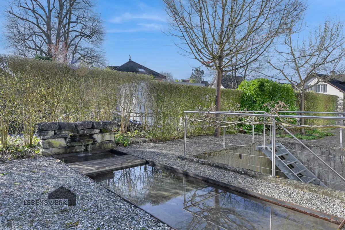 Gartenanlage - Wasserbecken mit kleinem Wasserfall