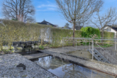 Gartenanlage - Wasserbecken mit kleinem Wasserfall - Moderne trifft klassischen Stil – Zweifamilienhaus für vielseitige Nutzung (Wohnen/Gewerbe)