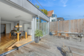 Das erweiterte Wohnzimmer in den wärmeren Jahreszeiten - Moderne trifft klassischen Stil – Zweifamilienhaus für vielseitige Nutzung (Wohnen/Gewerbe)