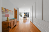 4.5-Zimmer-Gartenwohnung: Geräumiger Flur mit praktischen Einbauschränken - Moderne trifft klassischen Stil – Zweifamilienhaus für vielseitige Nutzung (Wohnen/Gewerbe)