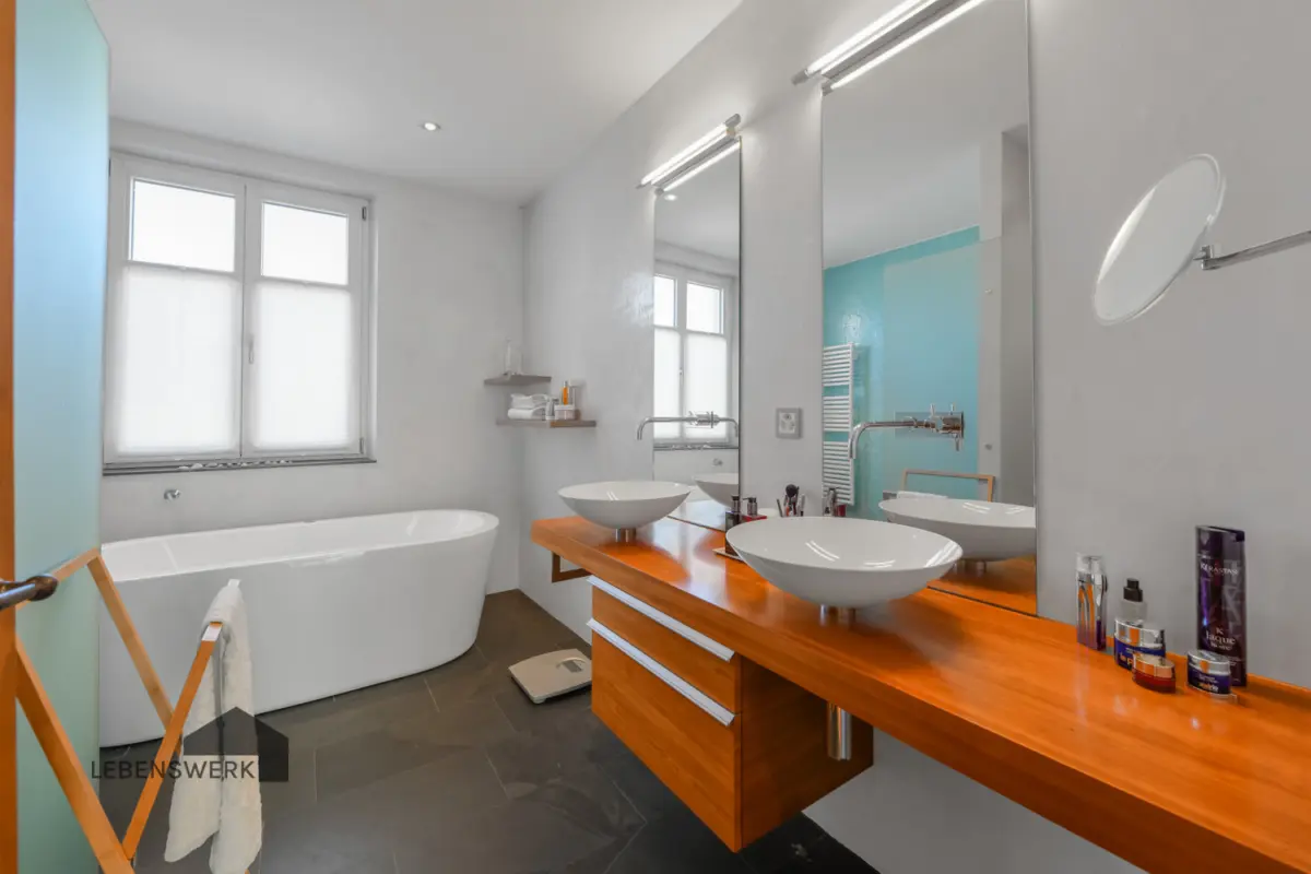 Helles Badezimmer mit freistehender Badewanne ...