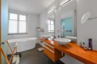 Helles Badezimmer mit freistehender Badewanne ...