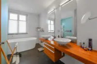 Helles Badezimmer mit freistehender Badewanne ...