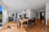 Lichtdurchfluteter Wohn-/Essbereich - Moderne trifft klassischen Stil – Zweifamilienhaus für vielseitige Nutzung (Wohnen/Gewerbe)