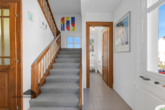 Obergeschoss - Aufgang ins Dachgeschoss - Gäste-WC - Moderne trifft klassischen Stil – Zweifamilienhaus für vielseitige Nutzung (Wohnen/Gewerbe)