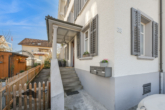 Eingang der attraktiven Stadthausvilla - Moderne trifft klassischen Stil – Zweifamilienhaus für vielseitige Nutzung (Wohnen/Gewerbe)